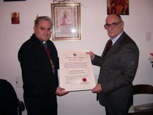 Il Gran Maestro dell'Ordine Militare di S. Brigida consegna il diploma di nomina a Padre Francesco Petrillo