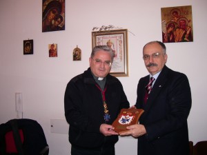 Il Cancelliere dell'Ordine, Adolfo della Monica, dona il Crest a P. Petrillo