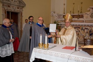 Il Principe Gran Maestro dona il Crest al Gran Priore, S.E. Mons. Bruno Schettino